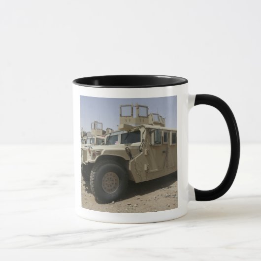 Eine Reihe von Mitarbeitern der Militärpolizei der Tasse (Rechts)