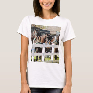 Eine Reihe von Pferden aus Amish T-Shirt