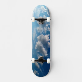 Eine Reihe von Wolken Skateboard