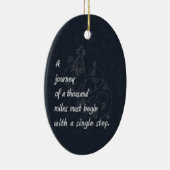 "Eine Reise…" Zen-Sprichwort Keramik Ornament (Rechts)