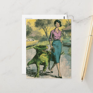 Eine Retro-Frau führt ihren kleinen Dino-Hund spaz Postkarte