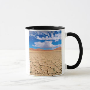 Eine rissige Wüstenebene Tasse