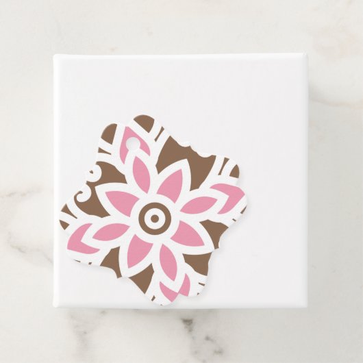 eine rosa Blume auf braunem Hintergrund Geschenkanhänger (Beispiel)