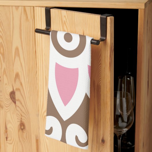 eine rosa Blume auf braunem Hintergrund Geschirrtuch (Drittel gefaltet)