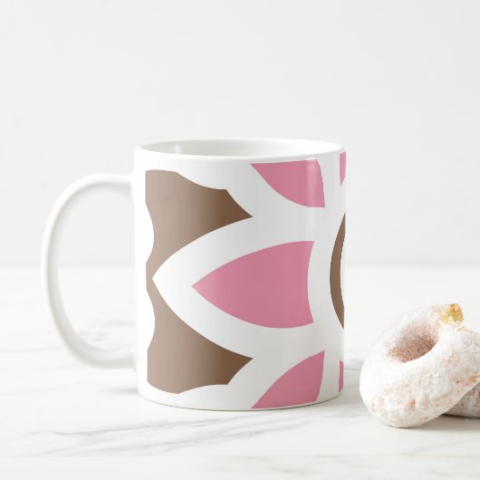 eine rosa Blume auf braunem Hintergrund Kaffeetasse (Mit Donut)