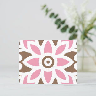 eine rosa Blume auf braunem Hintergrund Postkarte