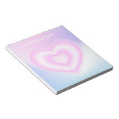 Eine rosa neonale Herzform Notizblock (angewinkelt)
