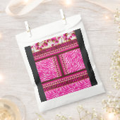 eine rosa und weiße Tapete mit einem Kreuz. Geschenktütchen (Ausgeschnitten)