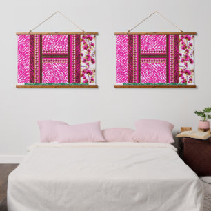 eine rosa und weiße Tapete mit einem Kreuz. Wandteppich Mit Holzrahmen