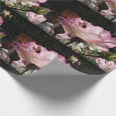 Eine Rose, eine Knospe u. ein Geschenkpapier (Ecke)