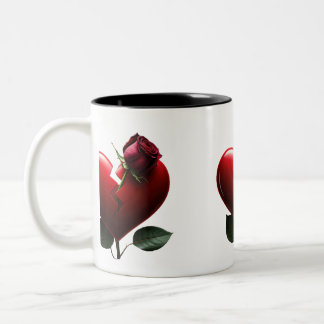 Eine Rose wächst aus einem gebrochenen Herzen Zweifarbige Tasse