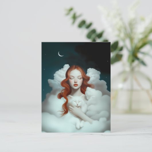 Eine rot gekleidete Frau, die eine Katze in den Wo Postkarte (Stehend Vorderseite)