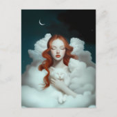 Eine rot gekleidete Frau, die eine Katze in den Wo Postkarte (Vorderseite)