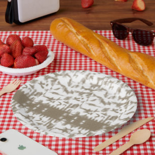 Eine rot-weiße Schweizer Flagge unter klarer Blend Pappteller