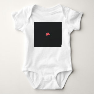 eine rote Blume auf schwarzem Hintergrund Baby Strampler