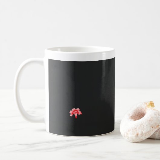 eine rote Blume auf schwarzem Hintergrund Kaffeetasse (Mit Donut)