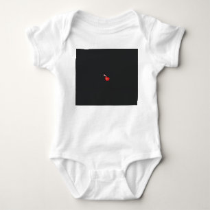 eine rote Blume mit schwarzem Hintergrund Baby Strampler