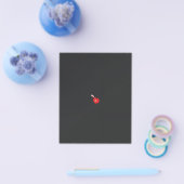 eine rote Blume mit schwarzem Hintergrund Flyer (Einzeln)