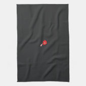 eine rote Blume mit schwarzem Hintergrund Geschirrtuch (Vertikal)