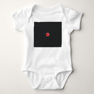 eine rote Blume mit schwarzer Mitte auf schwarzem  Baby Strampler