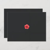 eine rote Blume mit schwarzer Mitte auf schwarzem Postkarte (Vorne/Hinten)