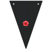 eine rote Blume mit schwarzer Mitte auf schwarzem Wimpelkette (Zweite Fahne)