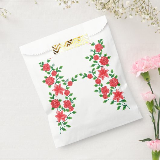 Eine rote Rose mit detaillierten Blättern, in Kli  Geschenktütchen (Versiegelt)