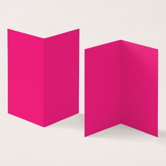 Eine rote Rose mit lebhaften Blütenblättern, umgeb (Innenseite und Außenseite)