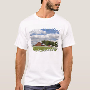 Eine rote Scheune und ein Bauernhof in Pamona, Kan T-Shirt