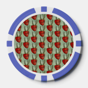 Eine rote Tulpenblüte auf grünem Kachelboden mit e Pokerchips