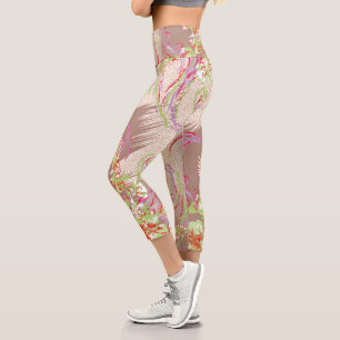 eine rote Vase mit Blume darauf. Capri Leggings
