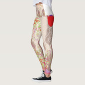 eine rote Vase mit Blume darauf. Leggings (Links)