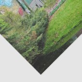 Eine ruhige Scheune zwischen Blume und einem Bach Seidenpapier (Ausschnitt)