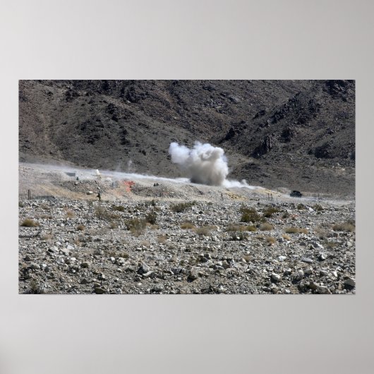 Eine Runde aus einem AT-4-Raketenwerfer Poster (Vorne)