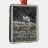 Eine Runde aus einem AT-4-Raketenwerfer Silbernes Ornament (Rechts)