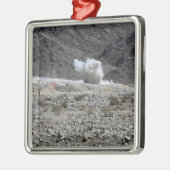 Eine Runde aus einem AT-4-Raketenwerfer Silbernes Ornament (Links)