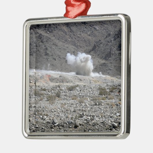 Eine Runde aus einem AT-4-Raketenwerfer Silbernes Ornament (Links)