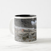 Eine Runde aus einem AT-4-Raketenwerfer Zweifarbige Tasse (Vorderseite Links)