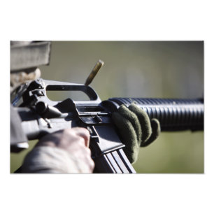 Eine Runde fliegt von der Kammer eines M-16A2 Fotodruck