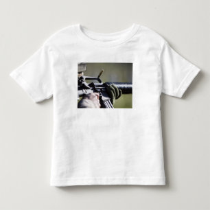 Eine Runde fliegt von der Kammer eines M-16A2 Kleinkind T-shirt