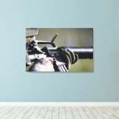 Eine Rundfliege aus der Kammer eines M-16A2 Leinwanddruck (Insitu (Holzboden))