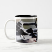 Eine Rundfliege aus der Kammer eines M-16A2 Zweifarbige Tasse (Links)