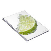 Eine saftig reife Bio Limone Keilfrucht untergetau Notizblock (Rechte Seite)