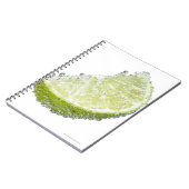 Eine saftig reife Bio Limone Keilfrucht untergetau Notizblock (Linke Seite)