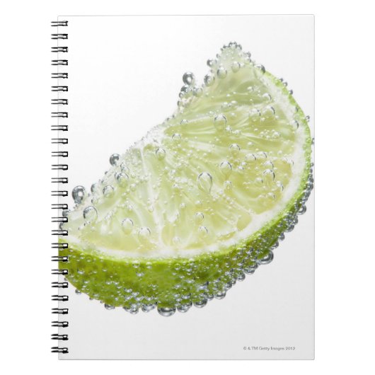 Eine saftig reife Bio Limone Keilfrucht untergetau Notizblock (Vorderseite)