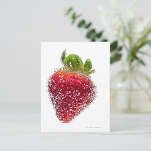Eine saftig reifen Bio Strawberry Frucht untergeta Postkarte (Stehend Vorderseite)