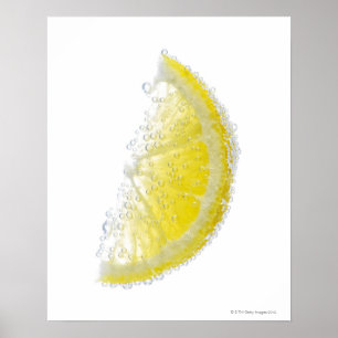 Eine saftige reife Bio Zitronenkeilfrucht versenkt Poster