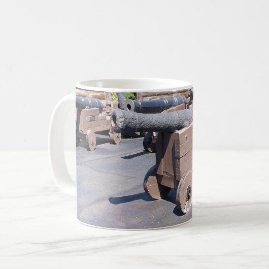 Eine Sammlung von Cannons Kaffeetasse (Vorderseite Links)