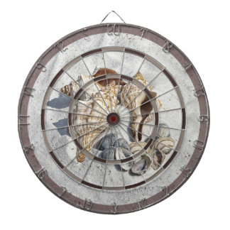 Eine Sammlung von Muscheln auf einem Sand-Dartboar Dartscheibe