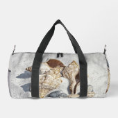 Eine Sammlung von Muscheln auf Sand Duffle Bag (Rückseite)